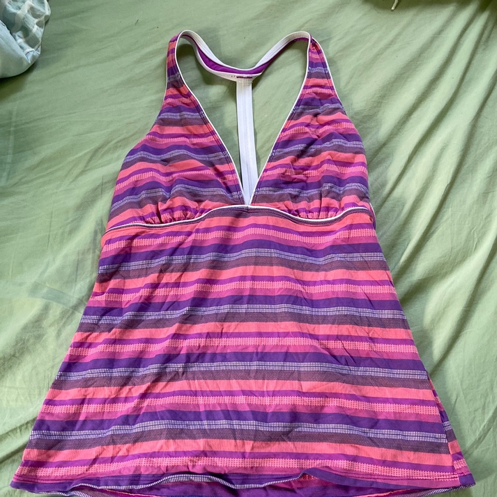 Adorable athleta swimsuit top with an open back and plunging neckline!